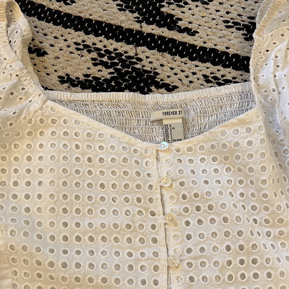 Eyelet blouse - Picture 2 of 4